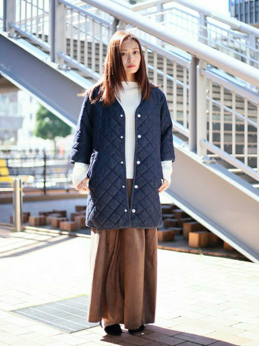 「ニット、デニム、パンプス、カジュアル、シンプル、Denime、冬、ゆるコーデ、オトナカジュアル、スカンツ」｜「Denimeのデニムキルティングコート（デニムジャケット、ブルー系）」を使った、DenimeWebStoreさん（レディース・162cm）の冬コーディネートの1枚目の写真