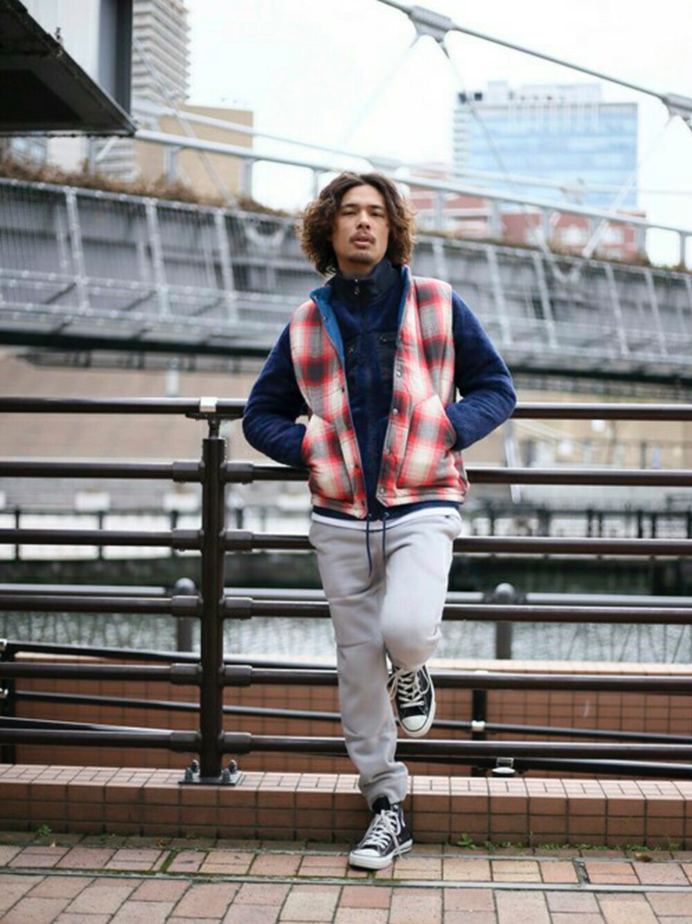 「カジュアル、シンプル、重ね着、Denime、アメカジ、ダウンベスト、秋のコーデ、ベスト、レイヤードスタイル、楽チンコーデ」｜「Denimeの6040コットンナイロンクロス中綿ベスト（ダウンベスト、ブルー系）」を使った、DenimeWebStoreさん（メンズ・173cm）の冬コーディネートの1枚目の写真