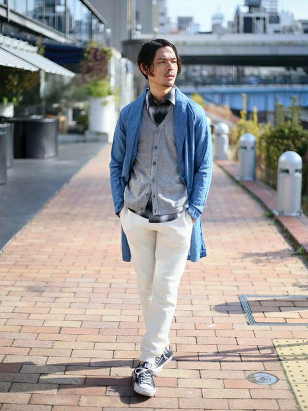 「カーディガン、スウェット、ニット、デニム、Denime、アメカジ、チャンピオン、スエット、ドゥニーム、シャツスタイル」｜「Denimeのデニムショールカラーコート（ステンカラーコート、ブルー系）」を使った、DenimeWebStoreさん（メンズ・173cm）の冬コーディネートの1枚目の写真