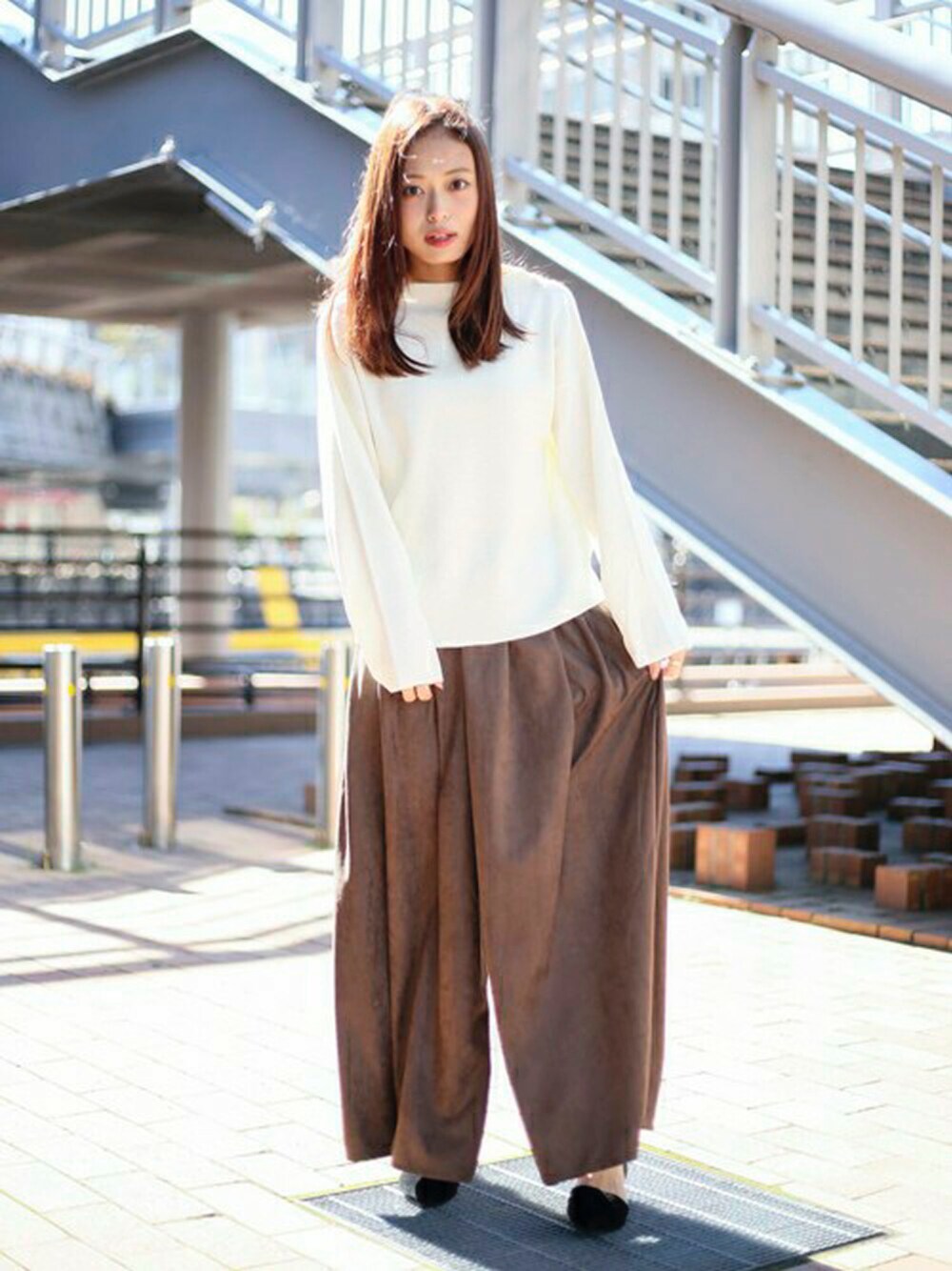 「ニット、パンプス、カジュアル、シンプル、Denime、秋のコーデ、白、ゆるコーデ、オトナカジュアル、スカンツ」｜「Denimeのミラノリブニットトップス（ニット/セーター、ホワイト系）」を使った、DenimeWebStoreさん（レディース・162cm）の冬コーディネートの1枚目の写真