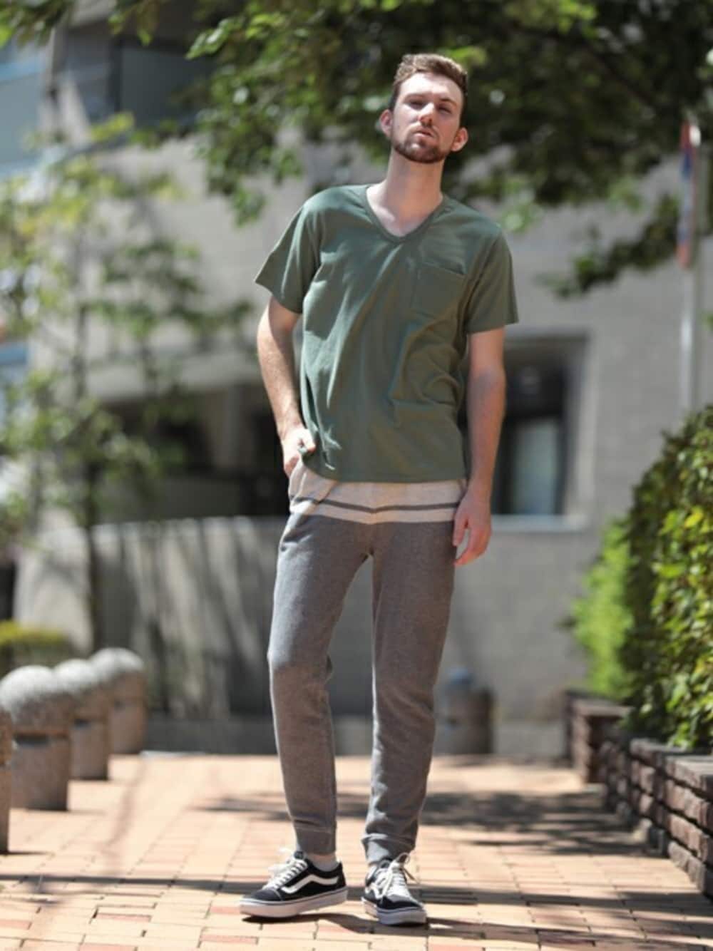 グリーン系のTシャツ/カットソー、グレー系のその他パンツを着用したメンズの夏コーディネートの1枚目の写真