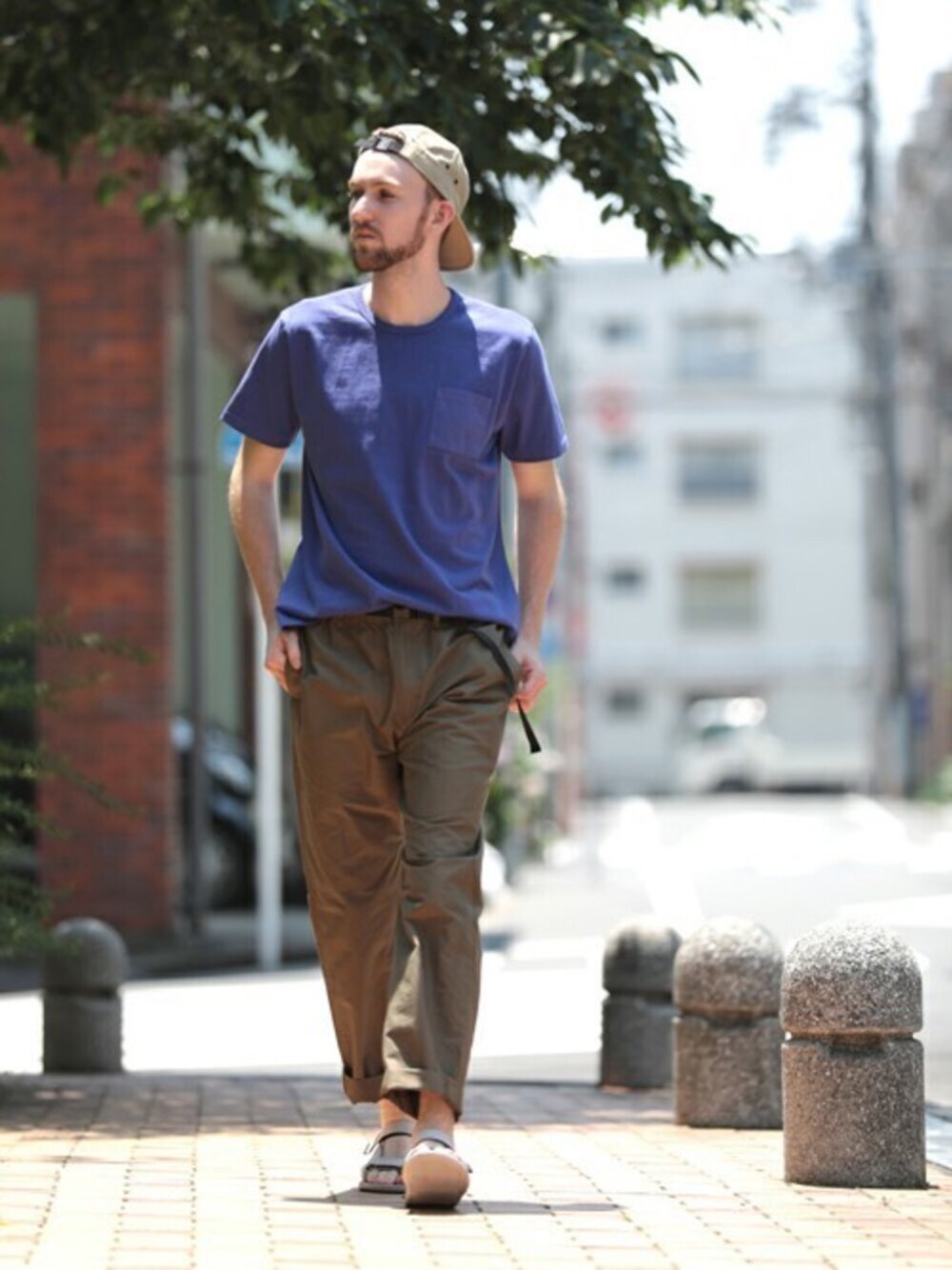 グリーン系のその他パンツ、ブルー系のTシャツ/カットソー、ベージュ系のキャップを着用したメンズの夏コーディネートの1枚目の写真