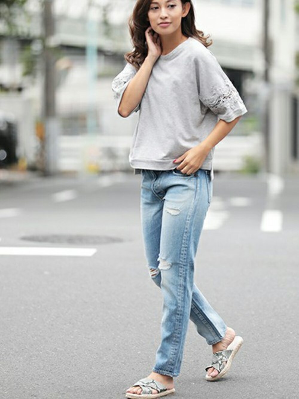 「Denime、レース、切り替え、クラッシュデニム、エスパドリーユ、クロスストラップ、DENIME THE STORE」｜「Denimeのレース切り替えTシャツ（Tシャツ/カットソー、グレー系）」を使った、DenimeWebStoreさん（レディース・160cm）の秋コーディネートの1枚目の写真