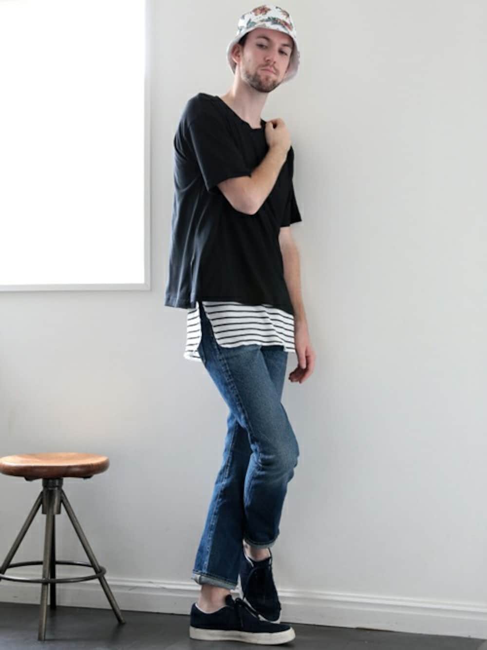 「DenimeのサイドスリットビッグTシャツ（Tシャツ/カットソー、ブラック系）」を使った、DenimeWebStoreさん（メンズ・184cm）の秋コーディネートの1枚目の写真