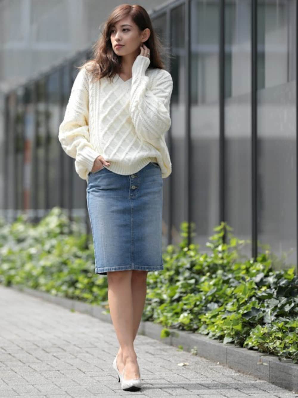 「Denime、ドルマン、ケーブルニット、デニムスカート、DENIME THE STORE」｜「Denimeのケーブルプルオーバービッグシルエットニット（ニット/セーター、ホワイト系）」を使った、DenimeWebStoreさん（レディース・160cm）の秋コーディネートの1枚目の写真