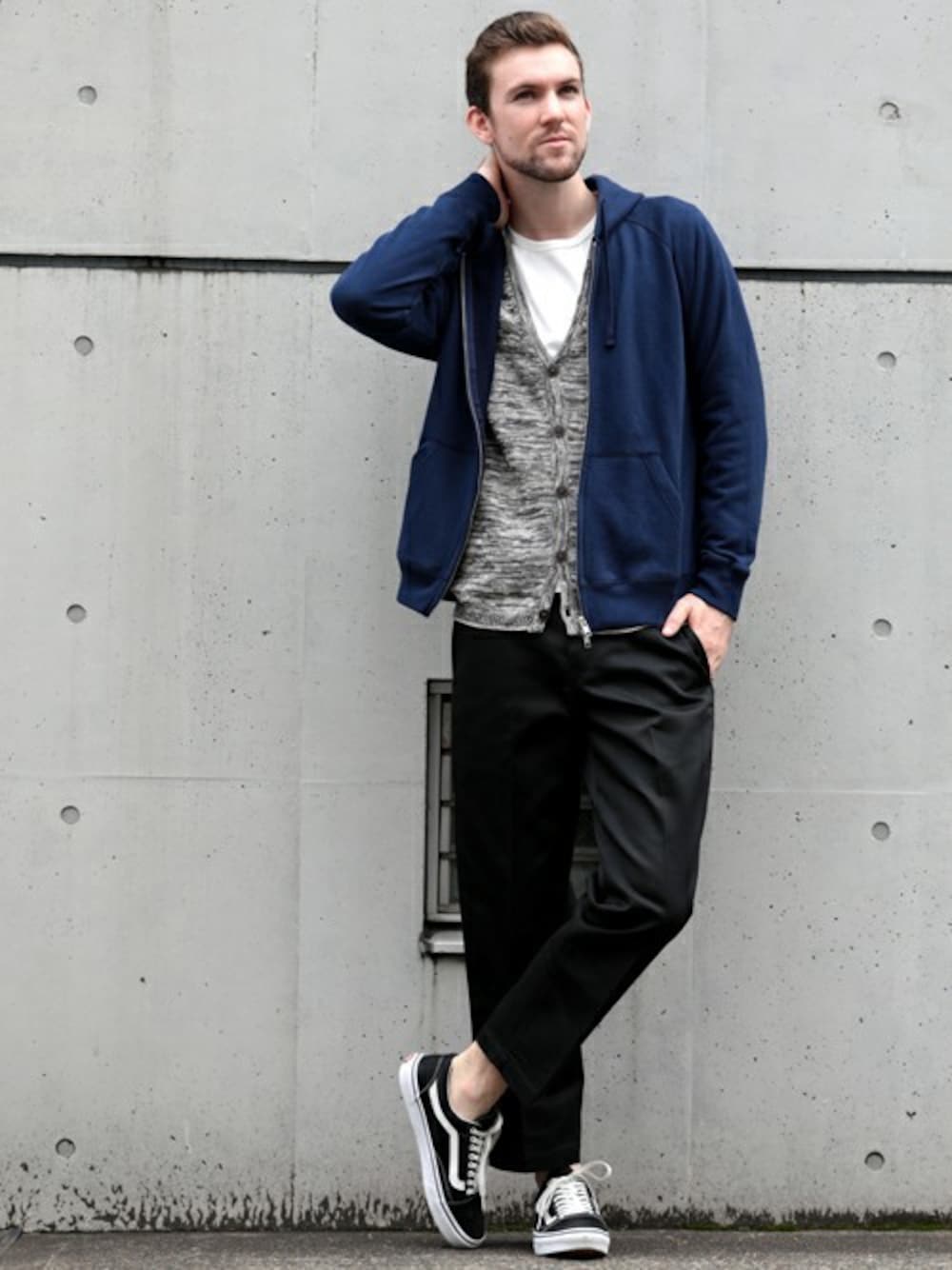 「カーディガン、VANS、Denime、バンズ、ジップパーカ、Dickies、ディッキーズ(Dickies)、DENIME THE STORE」｜「Denimeの【MadeInJapan】BASIC CUTSEW/ベーシックカットソークルーネックロンT（Tシャツ/カットソー、ホワイト系）」を使った、DenimeWebStoreさん（メンズ・184cm）の秋コーディネートの1枚目の写真