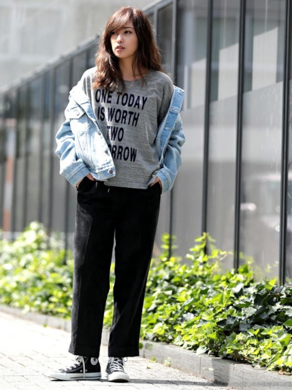 「コンバース、Denime、アメカジ、converse、Gジャン、ワイドパンツ、プリントT、DENIME THE STORE」｜「DenimeのCONE MILS DENIM デニムジャケット USED WASH（デニムジャケット、ブルー系）」を使った、DenimeWebStoreさん（レディース・160cm）の秋コーディネートの1枚目の写真