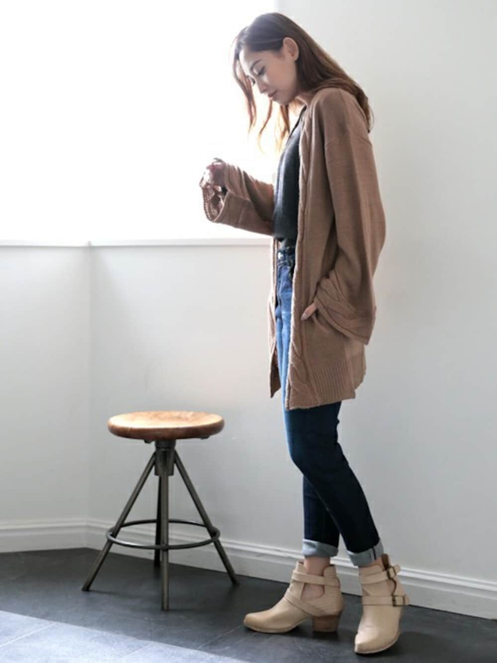 「カーディガン、Denime、ニットカーディガン、ケーブルニット、デニムパンツ、DENIME THE STORE」｜「Denimeのミドルニットロングカーディガン（カーディガン/ボレロ、ベージュ系）」を使った、DenimeWebStoreさん（レディース・160cm）の秋コーディネートの1枚目の写真