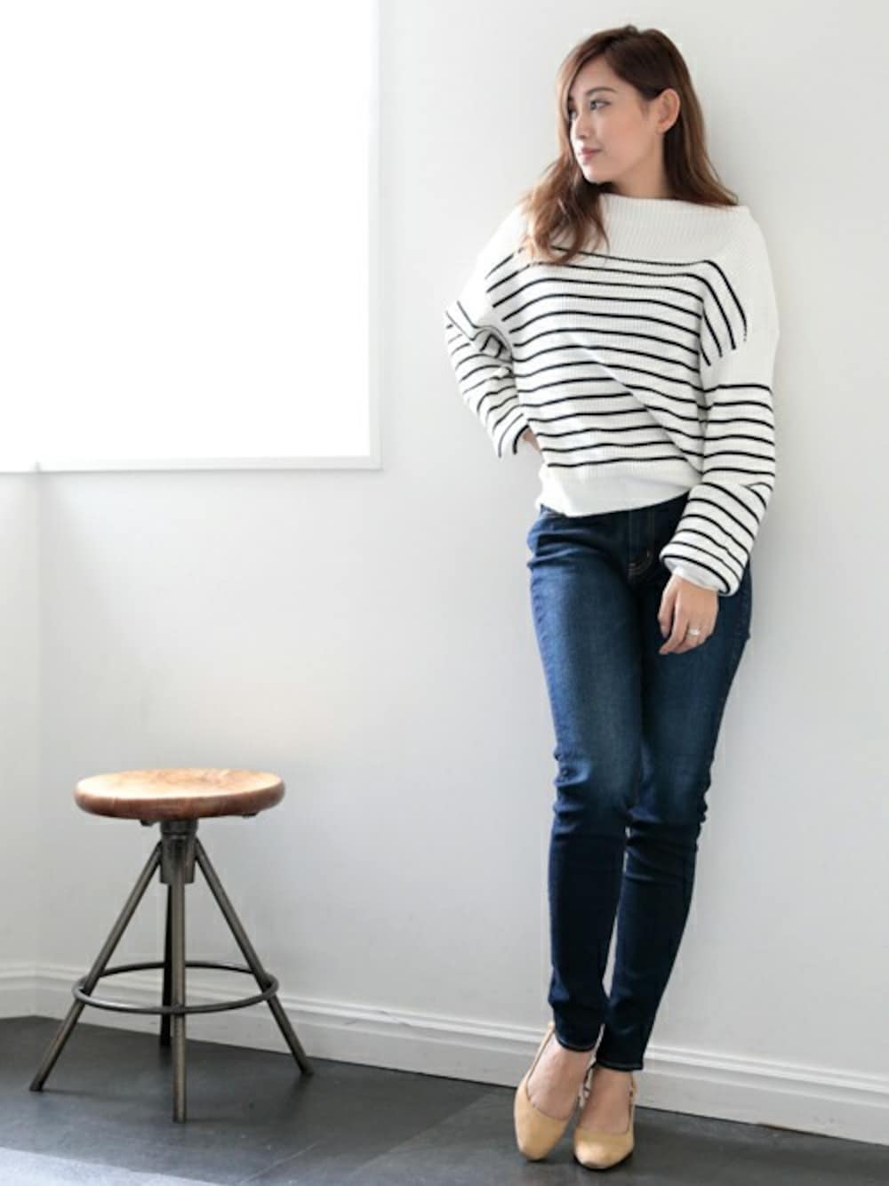 「Denime、デニムパンツ、ボーダーニット、リブニット、DENIME THE STORE」｜「Denimeのベーシックリブ編みニット（ニット/セーター、ブラック系）」を使った、DenimeWebStoreさん（レディース・160cm）の秋コーディネートの1枚目の写真