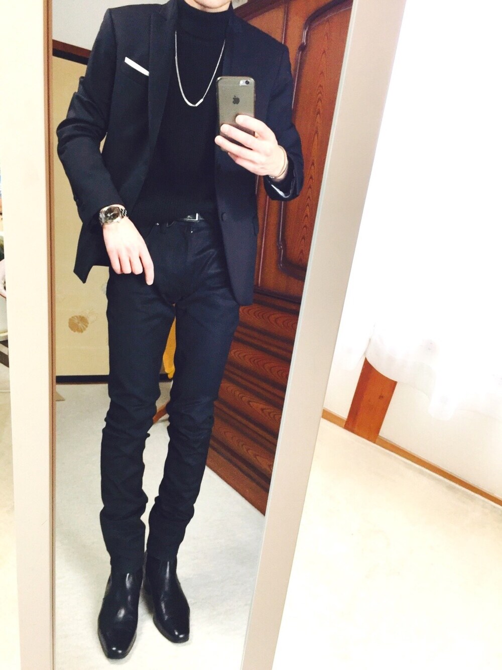 「スキニーデニム、モード、モノトーン、オールブラック、ジャケット、タートルネック、ブーツ」｜「LAD MUSICIANのHEEL BOOTS（ブーツ、ブラック系）」を使った、hiroshiさん（メンズ・168cm）の冬コーディネートの1枚目の写真