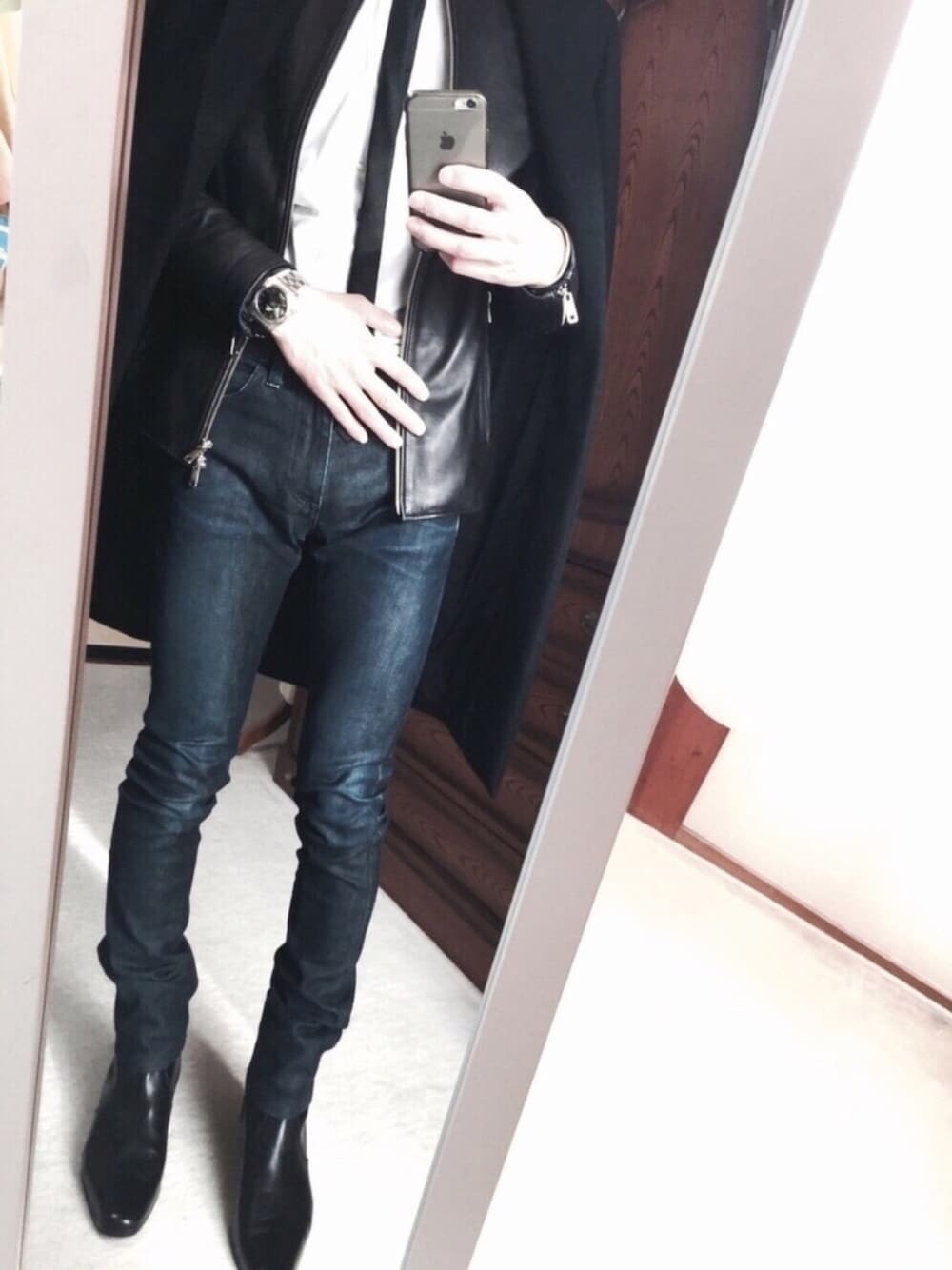 「スキニーデニム、チェスターコート、モード、モノトーン、ネクタイ、レザージャケット」｜「LAD MUSICIANのHEEL BOOTS（ブーツ、ブラック系）」を使った、hiroshiさん（メンズ・168cm）の冬コーディネートの1枚目の写真