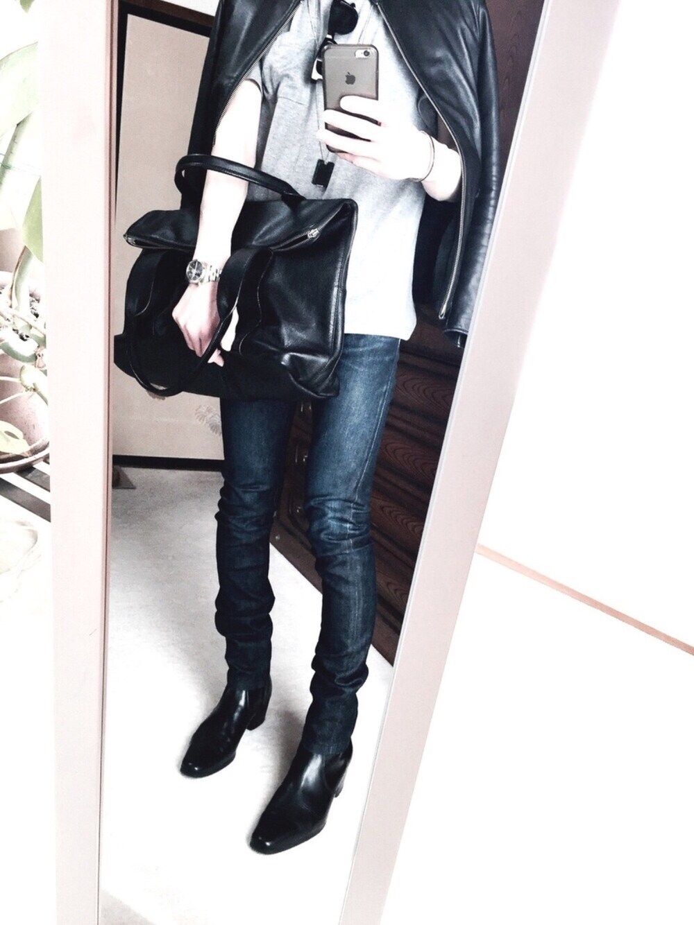 「シンプルコーデ、春コーデ、スキニーデニム、レザージャケット、モノトーン、モード、グレーTシャツ」｜「LAD MUSICIANのHEEL BOOTS（ブーツ、ブラック系）」を使った、hiroshiさん（メンズ・168cm）の春コーディネートの1枚目の写真