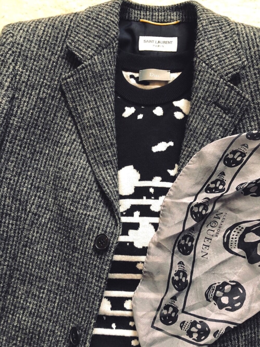 「きれいめカジュアル、ニット、テーラードジャケット、モノトーン、モード、ボーダー、おしゃれさんと繋がりたい、スカーフ」｜「Dior hommeのアイテム（ニット/セーター、ブラック系）」を使った、hiroshiさん（メンズ・168cm）の春コーディネートの1枚目の写真