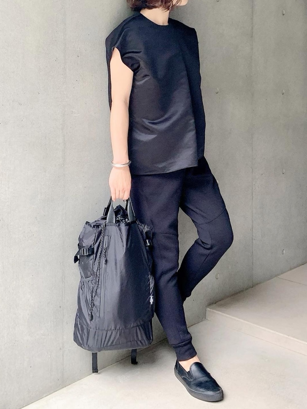 「梅雨、雨の日コーデ、レインシューズ、レインアイテム、通勤コーデ、オールブラック、ブラックコーデ、UNIQLO+J、プチプラコーデ」｜「UNIQLOのアイテム（パンツ、ブラック系）」を使った、omasu さん（レディース・166cm）の春コーディネートの1枚目の写真