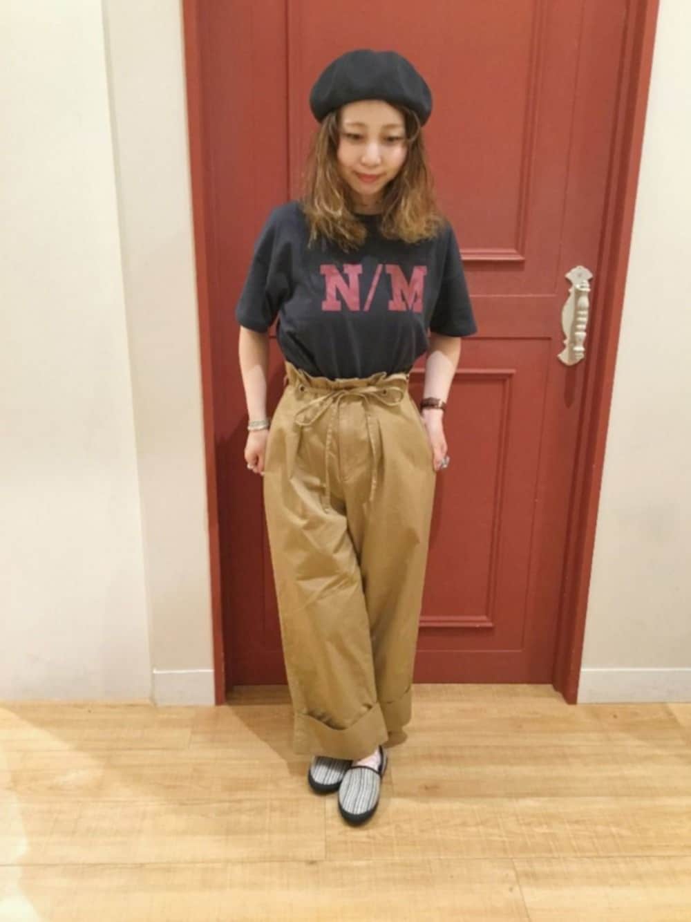 その他のTシャツ/カットソー、ベージュ系のその他パンツ、ブラック系のシューズを着用したレディースの春コーディネートの1枚目の写真