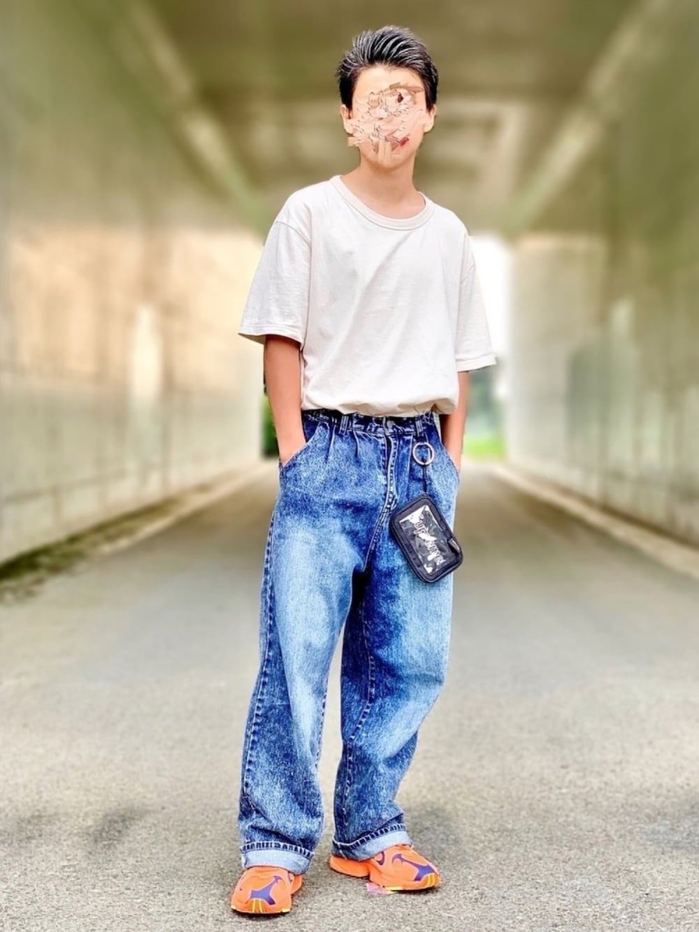 「シンプルコーデ、シンプル、デニムパンツ、スニーカー、クルーネックTシャツ、シュプリーム、カジュアル、アディダス、タックイン」｜「UNIQLOのアイテム（Tシャツ/カットソー、ベージュ系）」を使った、𝕐𝕦𝕦𝕜𝕚.🥀さん（メンズ・172cm）の夏コーディネートの1枚目の写真