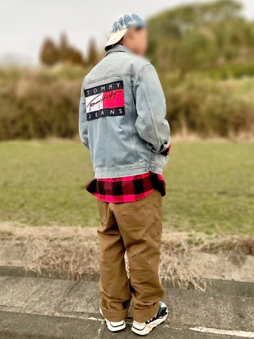 「デニムジャケット、トミーヒルフィガー、チョコ色に染まれ、ストリート、yeezy、スニーカー、ネルシャツ、レイヤードスタイル」｜「tommy jeansのアイテム（デニムジャケット、ブルー系）」を使った、𝕐𝕦𝕦𝕜𝕚.🥀さん（メンズ・172cm）の冬コーディネートの1枚目の写真
