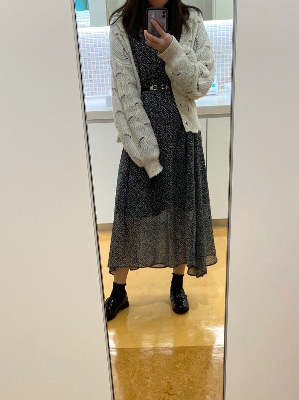「今日のコーデ、ニットコーデ、ワンピース、カーディガン、秋のコーデ、大学生、ブラックコーデ、mystic」｜「mysticのシフォンフラワープリントロングワンピ（ワンピース、ブラック系）」を使った、Riさん（レディース・156cm）の秋コーディネートの1枚目の写真