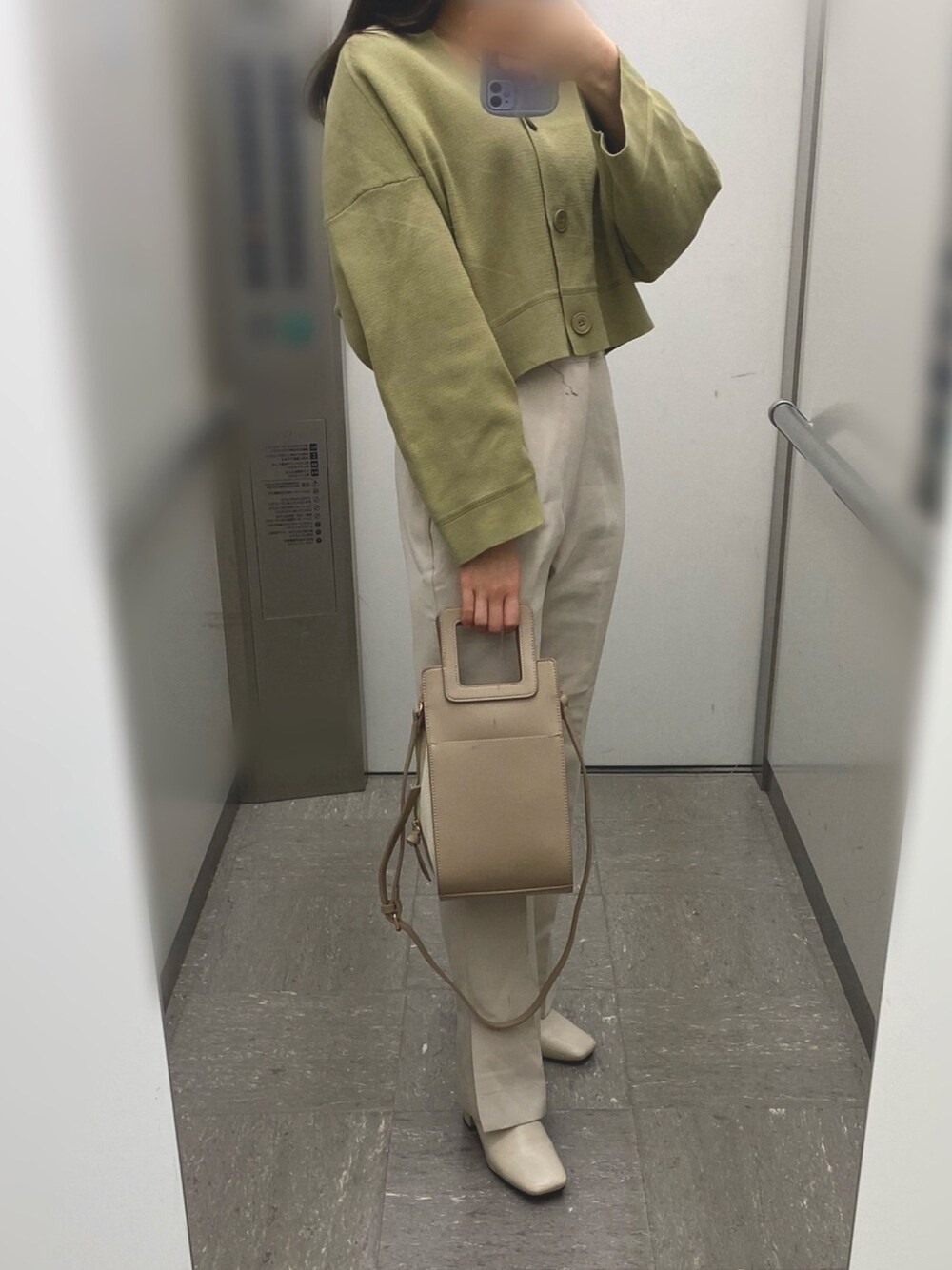 「春、パンツスタイル、ユニクロユー、UNIQLO U、カーディガン、くすみカラー、アースカラー、淡色コーデ、春コーデ、シンプルコーデ」｜「mysticのセンタープレスセミフレアパンツ/スラックス/フォーマル（その他パンツ、ホワイト系）」を使った、Riさん（レディース・156cm）の春コーディネートの1枚目の写真