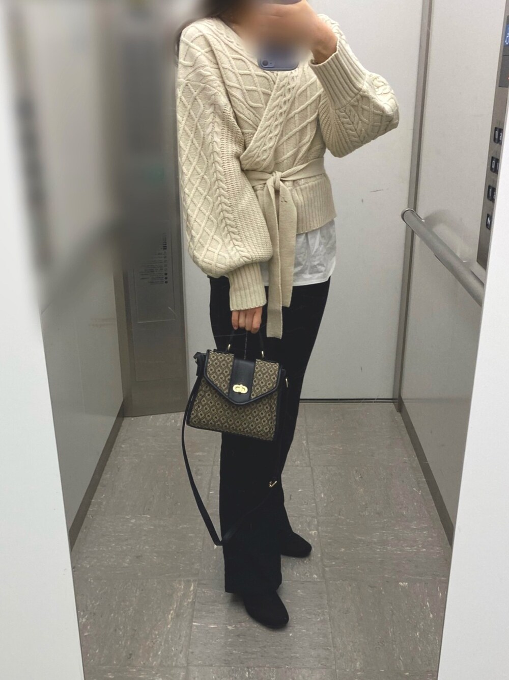「シンプルコーデ、モノトーン、murua、moussy、フレアパンツ、春コーデ」｜「MURUAのケーブルカーデドッキングトップス（ニット/セーター、ホワイト系）」を使った、Riさん（レディース・156cm）の春コーディネートの1枚目の写真
