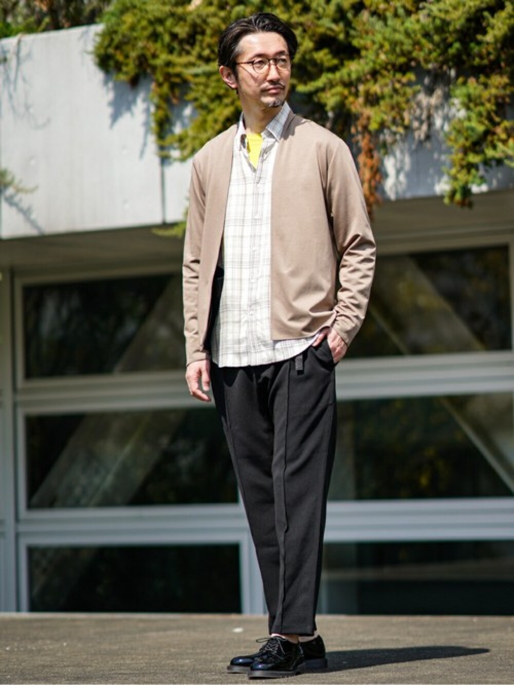 ベージュ系のカーディガン/ボレロ、ホワイト系のシャツ/ブラウス、イエロー系のTシャツ/カットソーを着用したメンズの春コーディネートの1枚目の写真