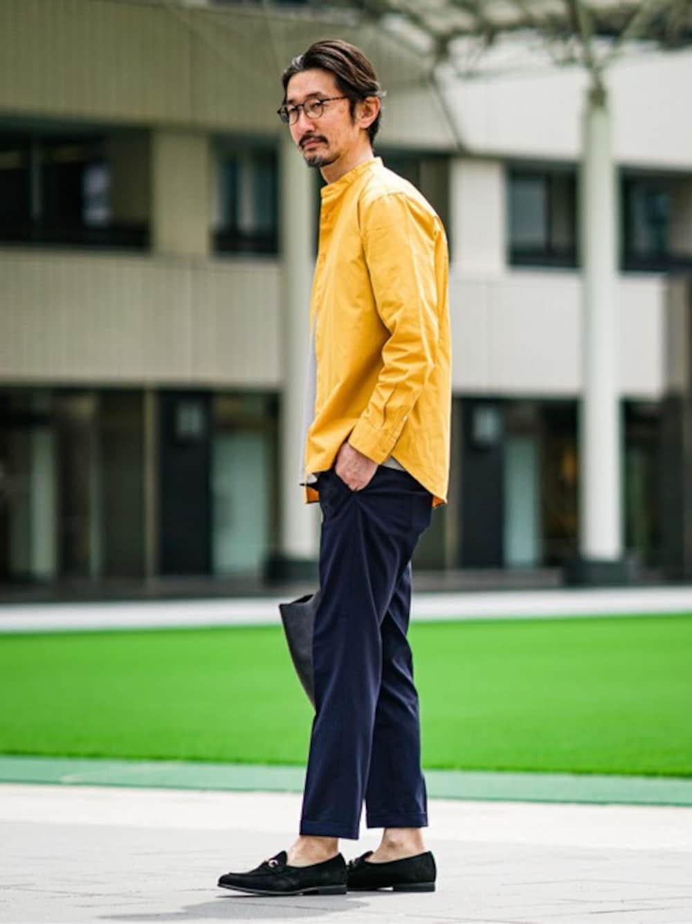 イエロー系のシャツ/ブラウス、ベージュ系のTシャツ/カットソー、ブルー系のその他パンツを着用したメンズの春コーディネートの1枚目の写真