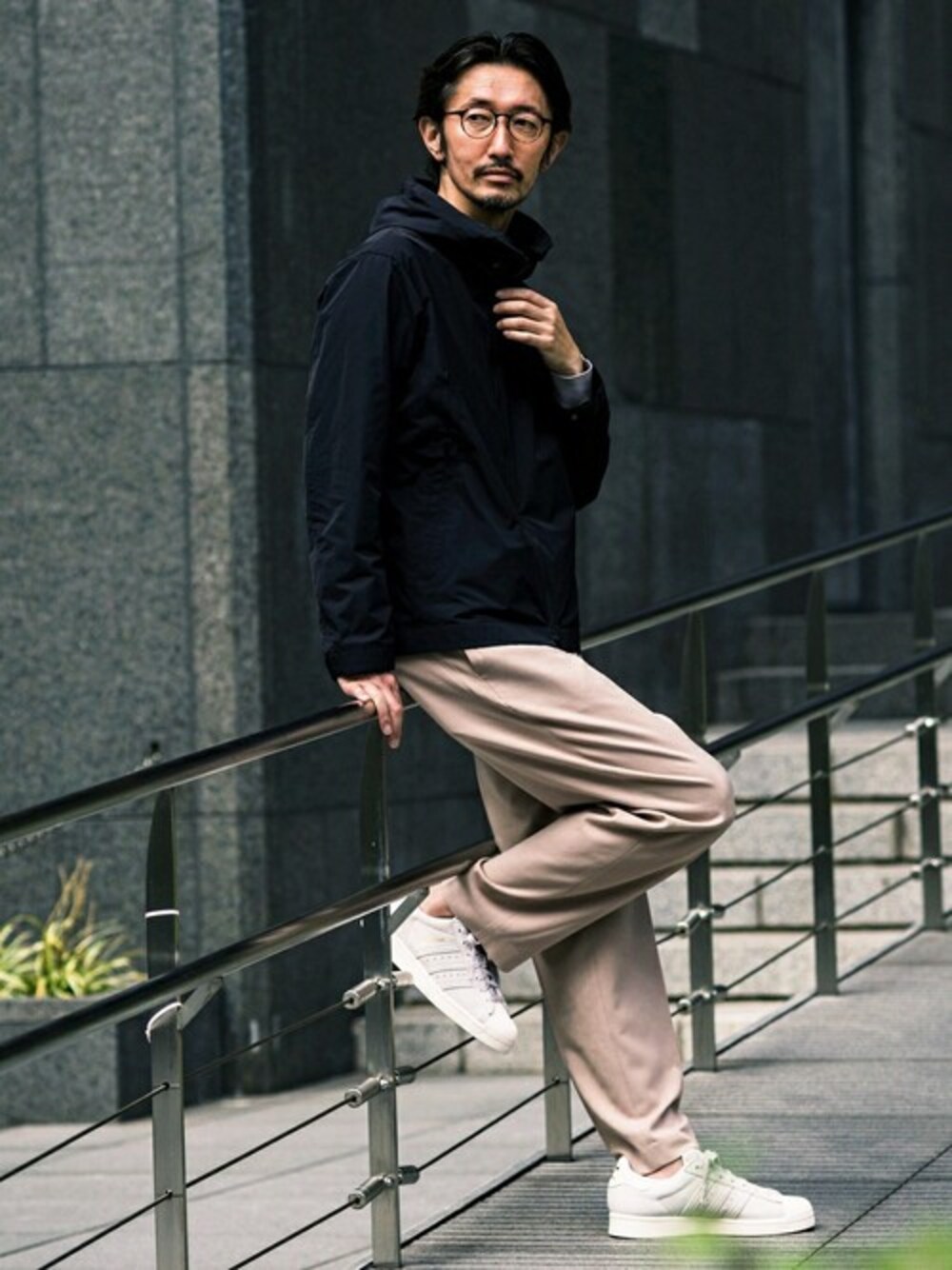 ブラック系のその他アウター、ホワイト系のニット/セーター、ベージュ系のその他パンツを着用したメンズの秋コーディネートの1枚目の写真