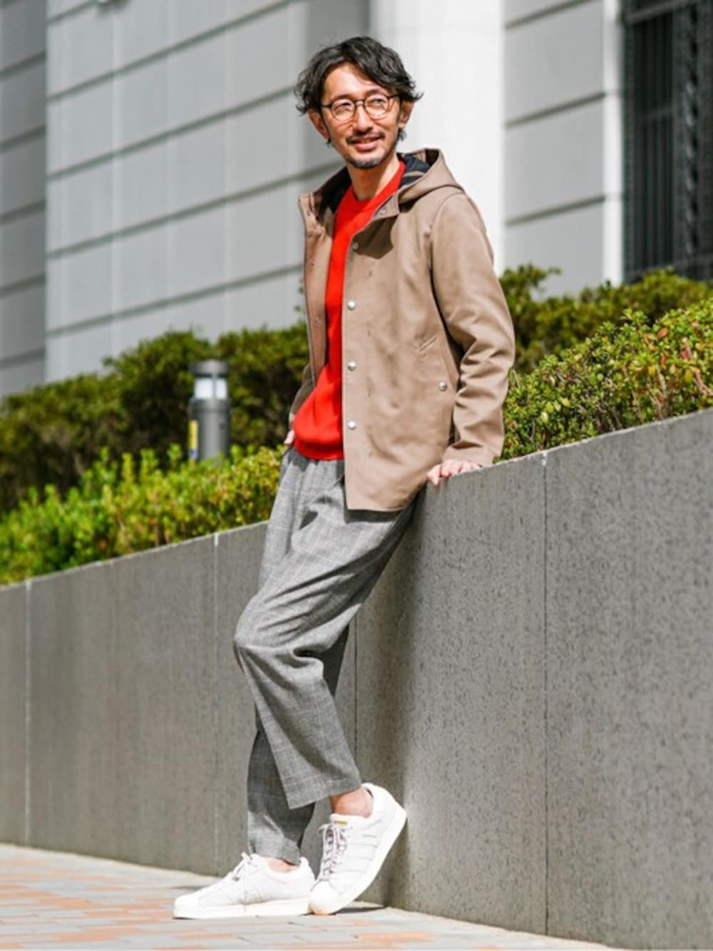 ベージュ系のブルゾン、レッド系のニット/セーター、グレー系のその他パンツを着用したメンズの秋コーディネートの1枚目の写真