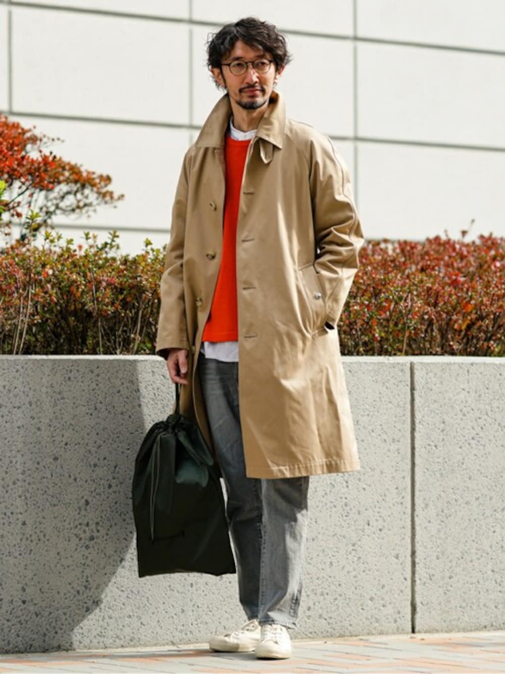 ベージュ系のステンカラーコート、オレンジ系のニット/セーター、ベージュ系のシャツ/ブラウスを着用したメンズの冬コーディネートの1枚目の写真