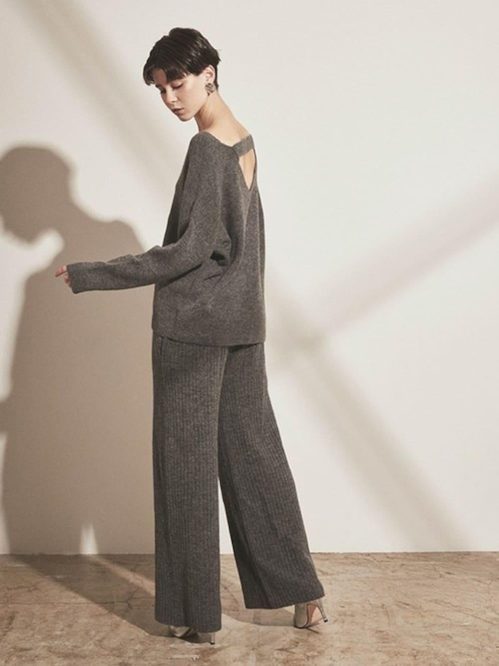 グレー系のニット/セーターを着用したレディースの夏コーディネートの1枚目の写真