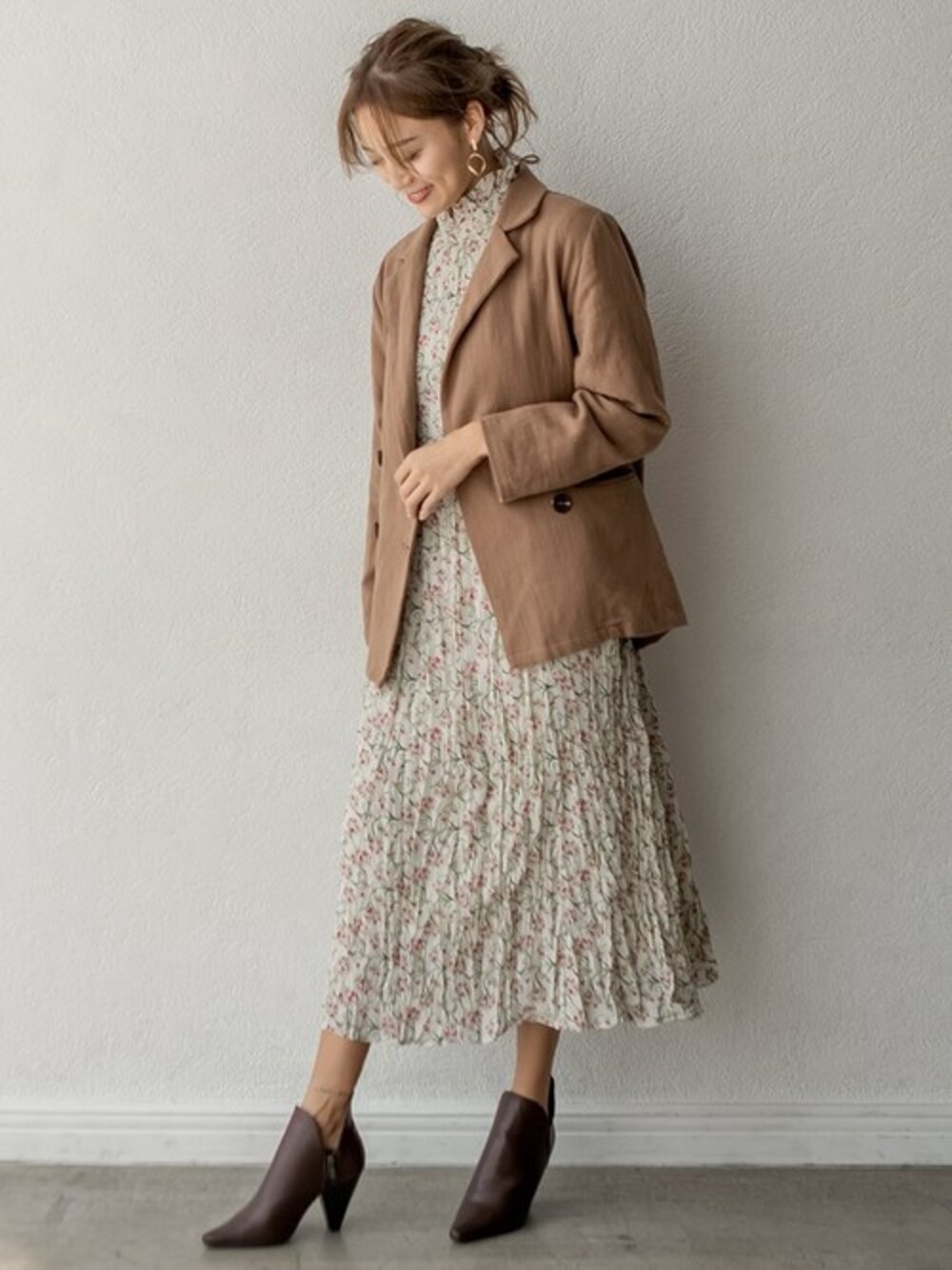 「花柄、秋のコーデ、ナチュラル、ガーリー、花柄ワンピース、大人ガーリー、秋コーデ、Re:EDIT、リエディ、リエディ(Re:EDIT)」｜「Re:EDITのダブルテーラードコットンツイードジャケット（ダウンジャケット/コート、ベージュ系）」を使った、reedit_officialさん（レディース・162cm）の夏コーディネートの1枚目の写真