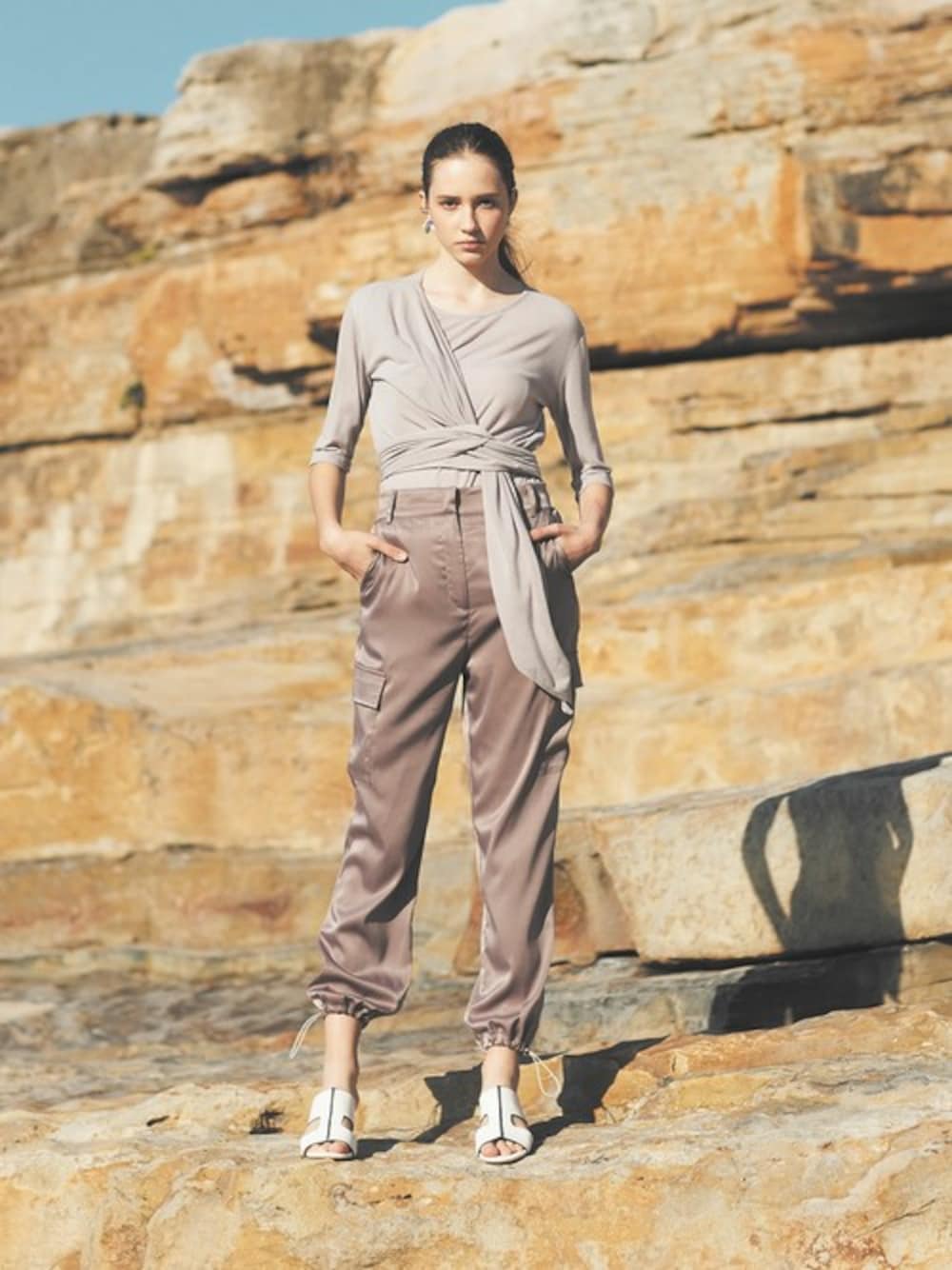 「カシュクール、ワントーンコーデ、カーゴパンツ、サテンパンツ、春コーデ、2020、リエディ、ReEDIT、リエディ(Re:EDIT)、2020ss」｜「Re:EDITのシースルーカシュクールトップス（Tシャツ/カットソー、パープル系）」を使った、reedit_officialさん（レディース・162cm）の冬コーディネートの1枚目の写真