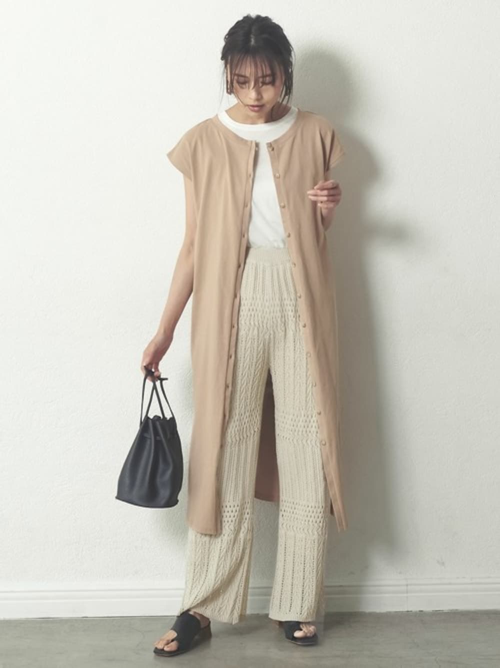 ベージュ系のその他パンツ、ブラック系のサンダル、ベージュ系のワンピースを着用したレディースの春コーディネートの1枚目の写真