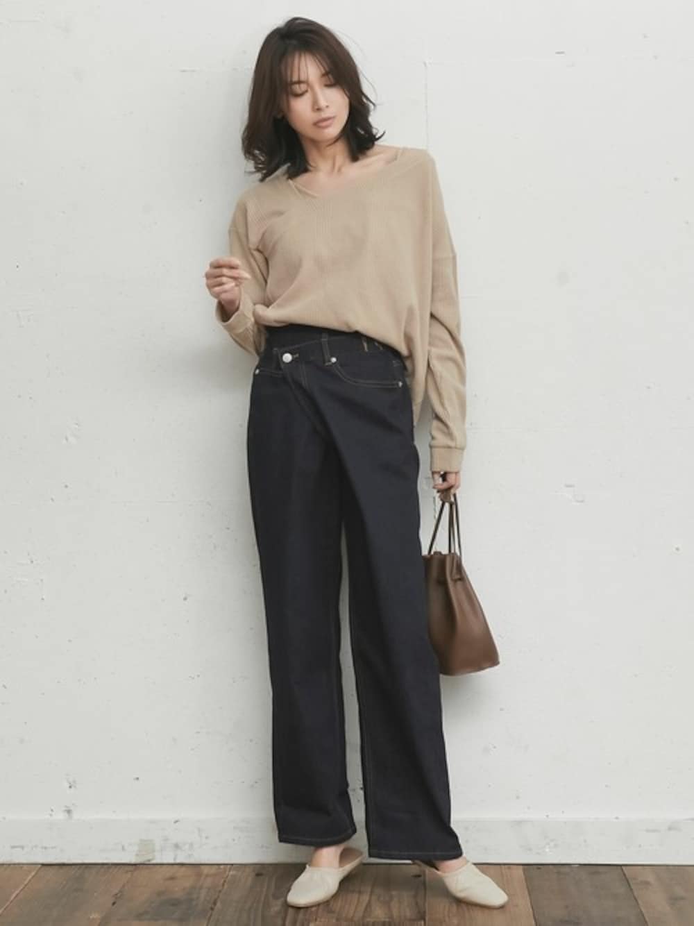 ブルー系のその他パンツを着用したレディースの春コーディネートの1枚目の写真