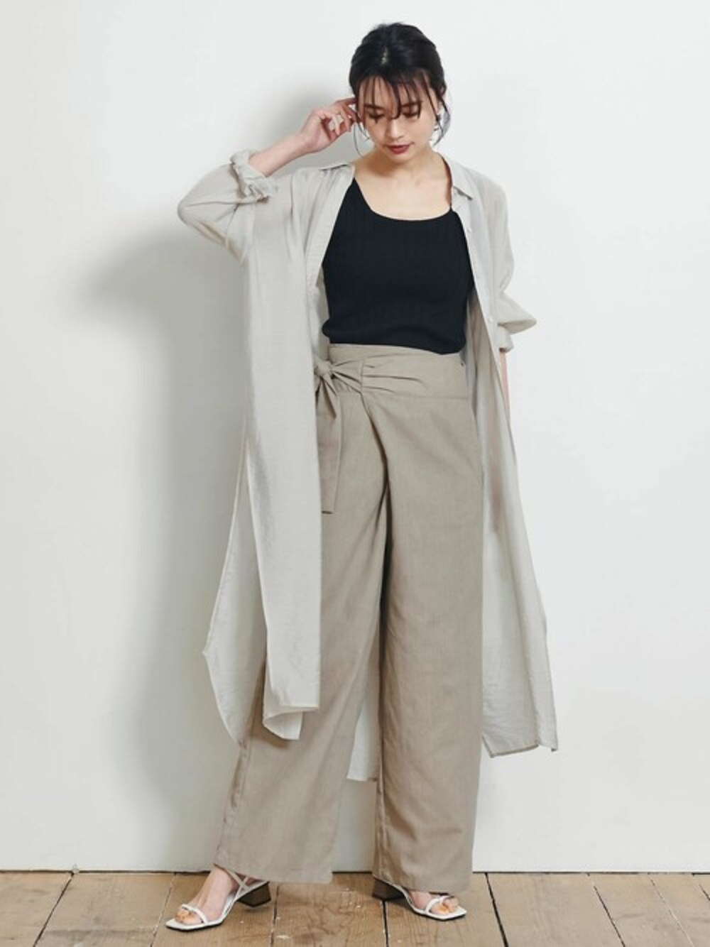 「大人カジュアル、リネン、タンクトップ、シアーシャツ、ブラトップ、ラップパンツ、スクエアトゥ、Re:EDIT、リエディ、リエディ(Re:EDIT)」｜「Re:EDITのシアーロングシャツワンピース（シャツワンピース、ホワイト系）」を使った、reedit_officialさん（レディース・162cm）の春コーディネートの1枚目の写真