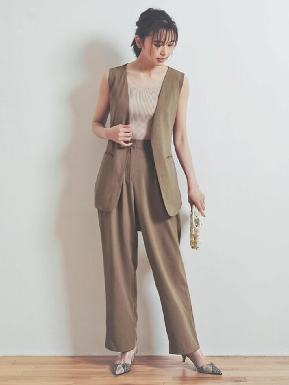 ブラウン系のノーカラージャケット、ベージュ系のタンクトップ、ブラウン系のその他パンツを着用したレディースの夏コーディネートの1枚目の写真