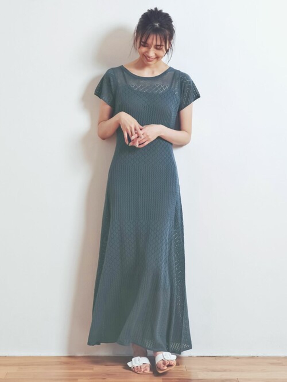 「ワンピース、サンダル、大人コーデ、サマーニット、夏コーデ、Re:EDIT、リエディ、サマーワンピース、リエディ(Re:EDIT)、大人エレガント」｜「Re:EDITの[お家で洗える][低身長向けSサイズ対応][人と環境にやさしい]前後2WAY透かし編みサマーニットワンピース（ワンピース、ブルー系）」を使った、reedit_officialさん（レディース・162cm）の夏コーディネートの1枚目の写真