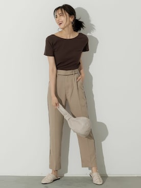 「アイテム（スラックス、ベージュ系）」を使った、reedit_officialさん（レディース・162cm）の夏コーディネート