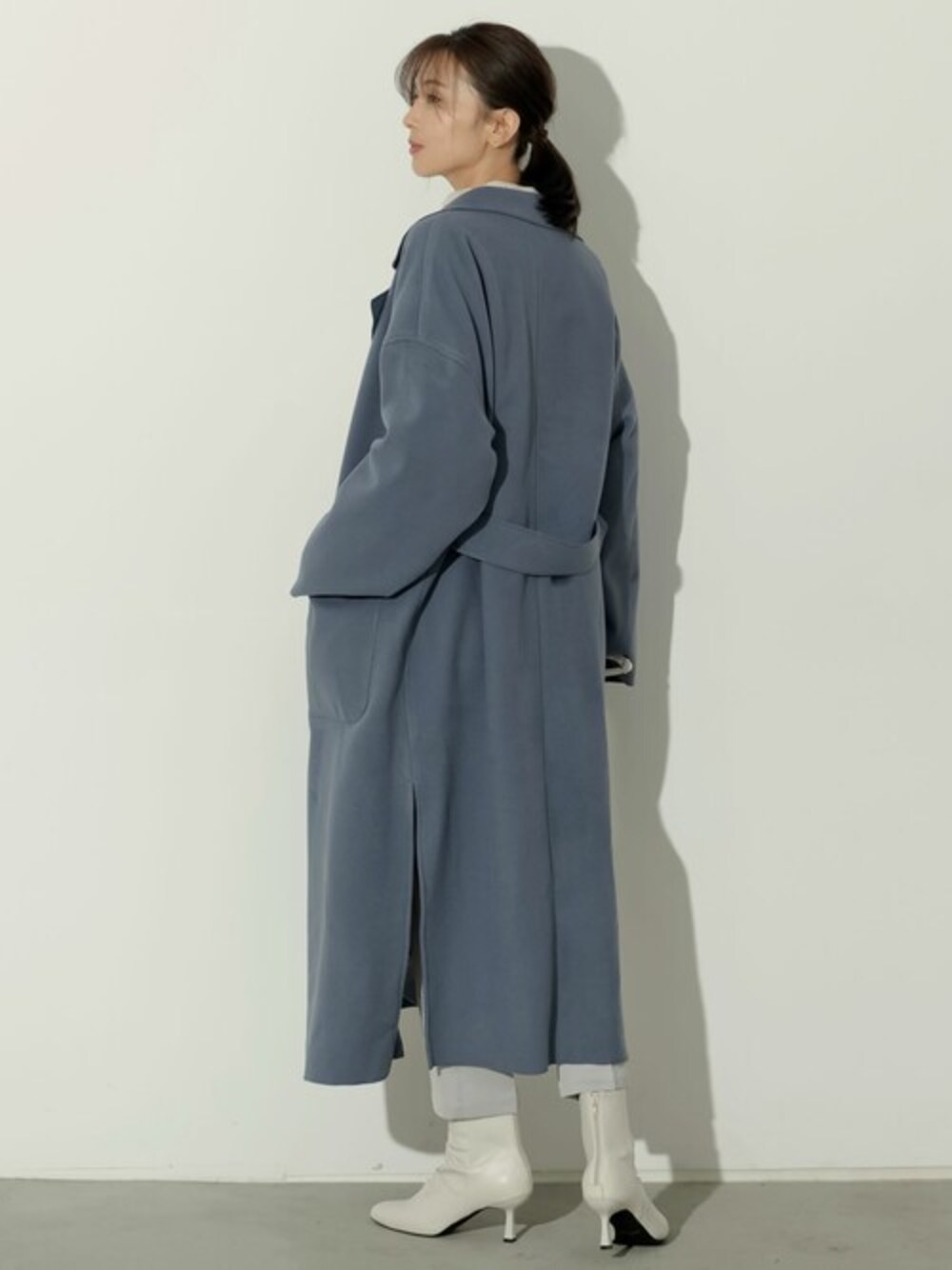 「ブルー、ガウン、冬コーデ、大人カジュアル、タックパンツ、タートルネックニット、Re:EDIT、リエディ、リエディ(Re:EDIT)、サステナブル」｜「Re:EDITの[低身長向けSサイズ対応]ダブルフェイス軽量ガウンコート（チェスターコート、ブルー系）」を使った、reedit_officialさん（レディース・162cm）の秋コーディネートの1枚目の写真