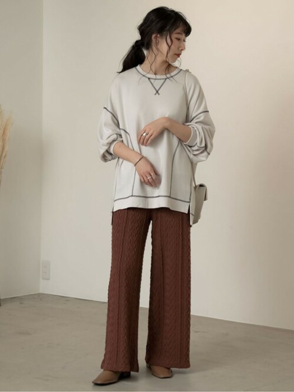 「ニット、パーカー、オーバーサイズ、チュニック、ワイドパンツ、ニットパンツ、秋コーデ、Re:EDIT、リエディ、リエディ(Re:EDIT)」｜「Re:EDITの裏毛配色オーバーサイズステッチプルオーバー（スウェット、ホワイト系）」を使った、reedit_officialさん（レディース・162cm）の秋コーディネートの1枚目の写真