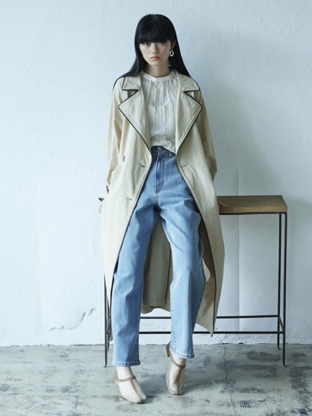 「デニム、ブラウス、トレンチコート、ロングコート、春コーデ、シアーシャツ、パイピングコート、Re:EDIT、リエディ、リエディ(Re:EDIT)」｜「Re:EDITの[2021S/S PRE ORDER]オーバーサイズパイピングトレンチコート（トレンチコート、ベージュ系）」を使った、reedit_officialさん（レディース・162cm）の冬コーディネートの1枚目の写真