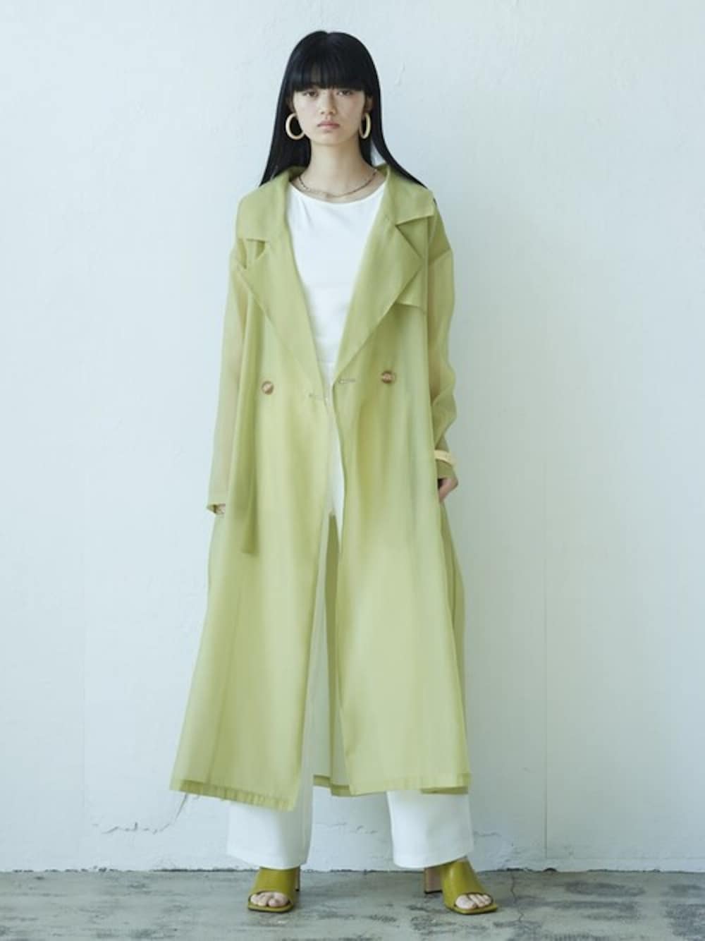 「コート、トレンチコート、スラックス、大人カジュアル、春コート、春コーデ、シアー、Re:EDIT、リエディ、リエディ(Re:EDIT)」｜「Re:EDITの[2021S/S PRE ORDER]ソフトオーガンジーシアートレンチコート（トレンチコート、グリーン系）」を使った、reedit_officialさん（レディース・162cm）の冬コーディネートの1枚目の写真
