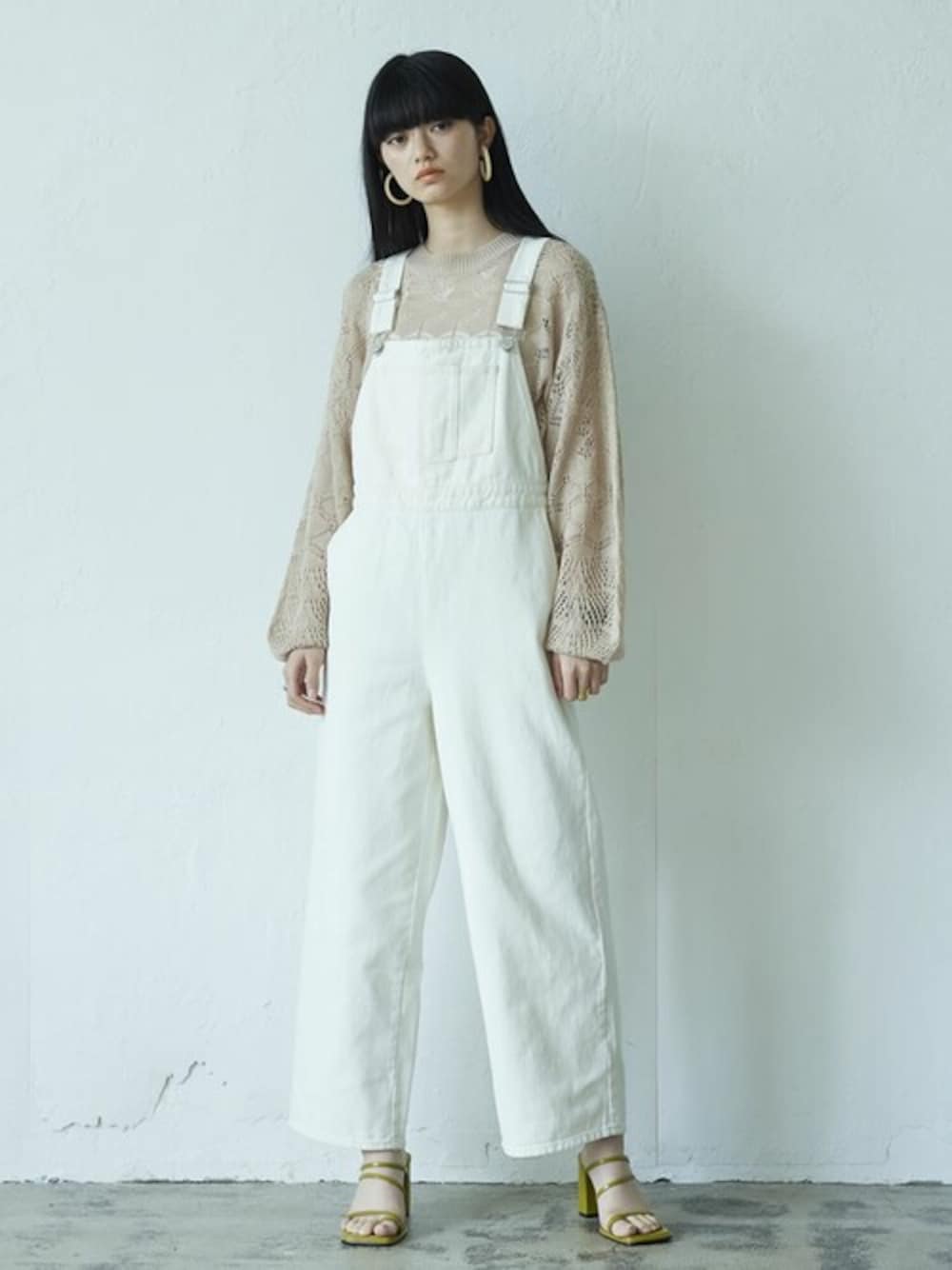 「ニット、デニム、オールインワン、オーバーオール、春ニット、春コーデ、シアー、Re:EDIT、リエディ、リエディ(Re:EDIT)」｜「Re:EDITの[2021S/S PRE ORDER][サステナブル]透かし編みショート丈ニットトップス（ニット/セーター、ベージュ系）」を使った、reedit_officialさん（レディース・162cm）の冬コーディネートの1枚目の写真