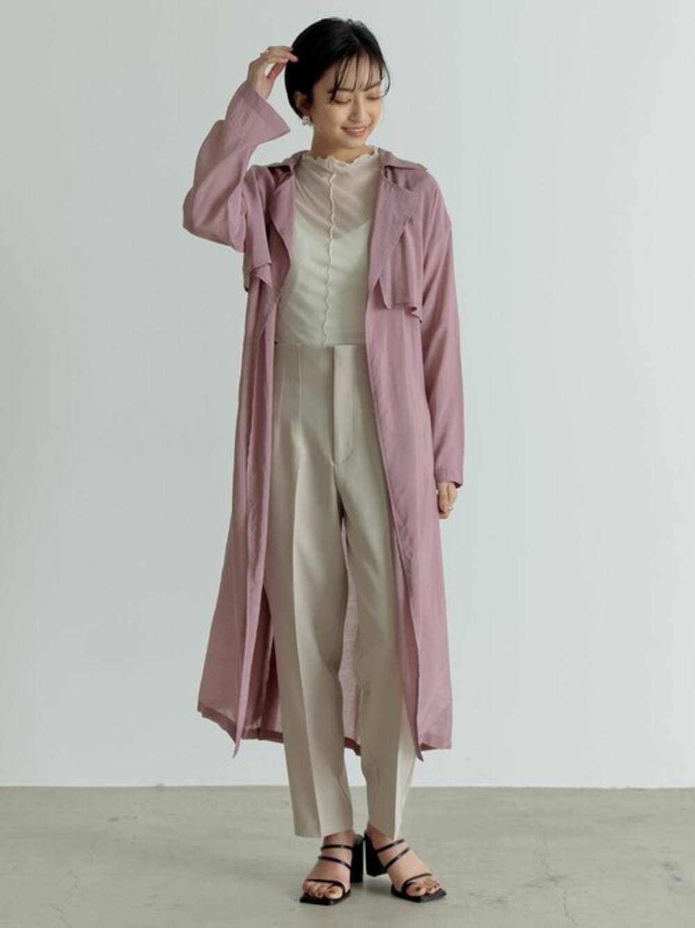 「ロングコート、ラベンダー、タックパンツ、春コーデ、シアー、トングサンダル、Re:EDIT、リエディ、シアートップス、リエディ(Re:EDIT)」｜「Re:EDITの[2021S/S PRE ORDER][低身長サイズ有]シアーロングガウンコート（トレンチコート、パープル系）」を使った、reedit_officialさん（レディース・162cm）の春コーディネートの1枚目の写真