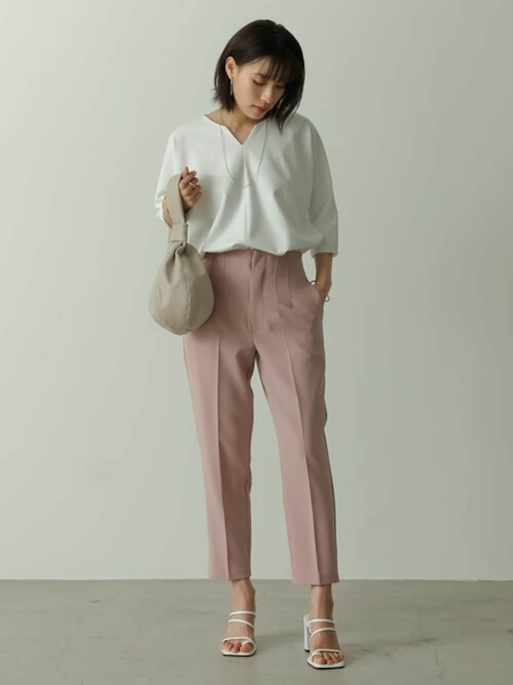 ホワイト系のTシャツ/カットソー、ピンク系のその他パンツ、ホワイト系のサンダルを着用したレディースの春コーディネートの1枚目の写真