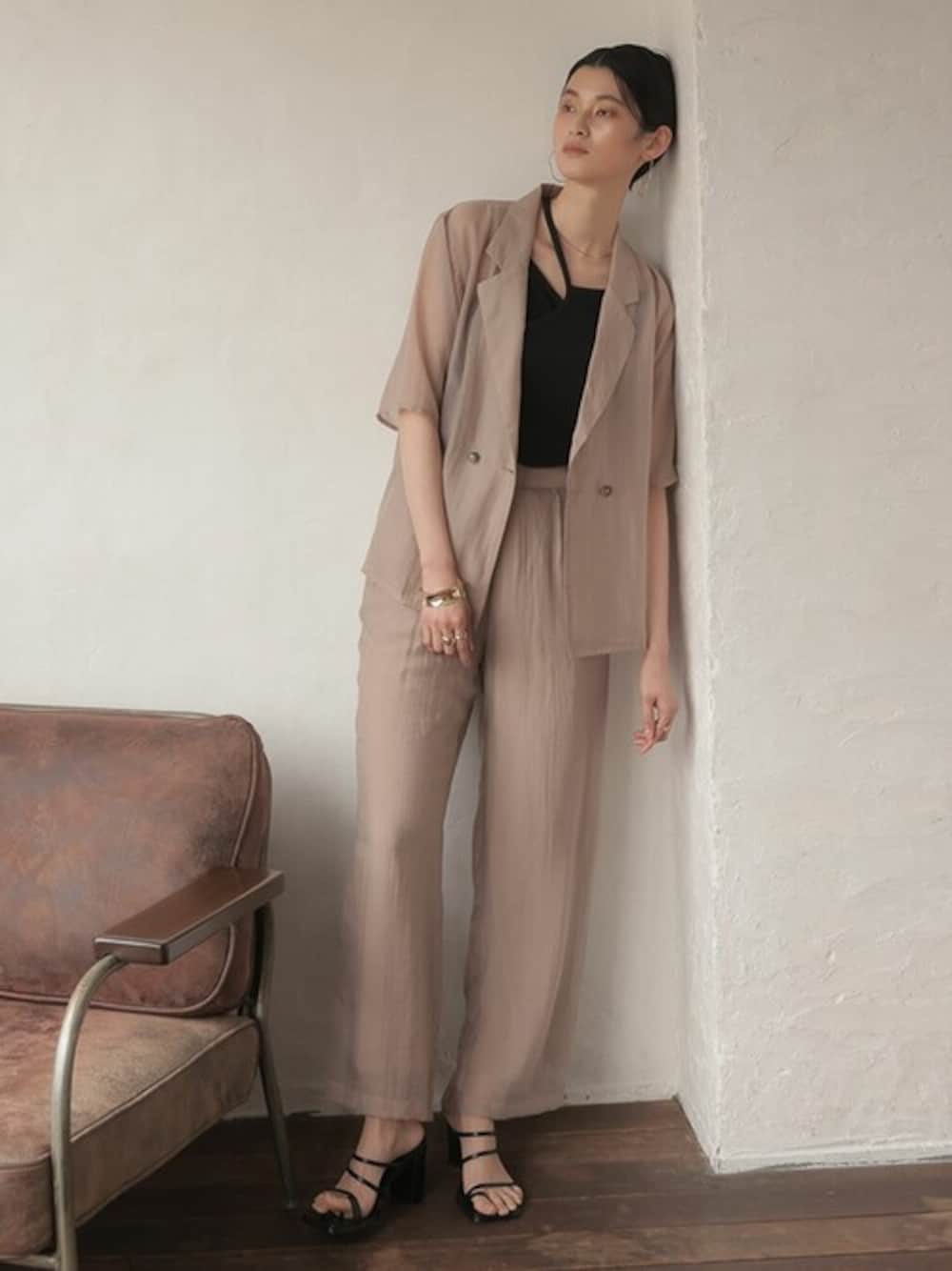 ベージュ系のシャツ/ブラウス、ベージュ系のスラックス、ブラック系のキャミソールを着用したレディースの春コーディネートの1枚目の写真