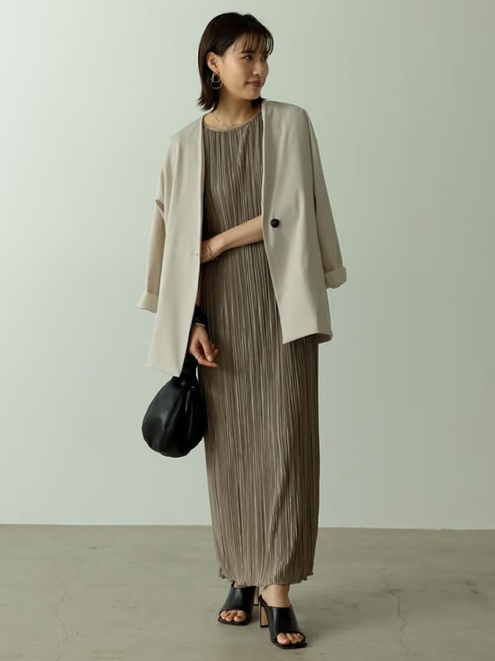 「ジャケット、サンダル、ノーカラージャケット、夏コーデ、プリーツワンピース、スクエアトゥ、グロッシー、Re:EDIT、リエディ、リエディ(Re:EDIT)」｜「Re:EDITのエステルツイルノーカラージャケット（ノーカラージャケット、ホワイト系）」を使った、reedit_officialさん（レディース・162cm）の春コーディネートの1枚目の写真