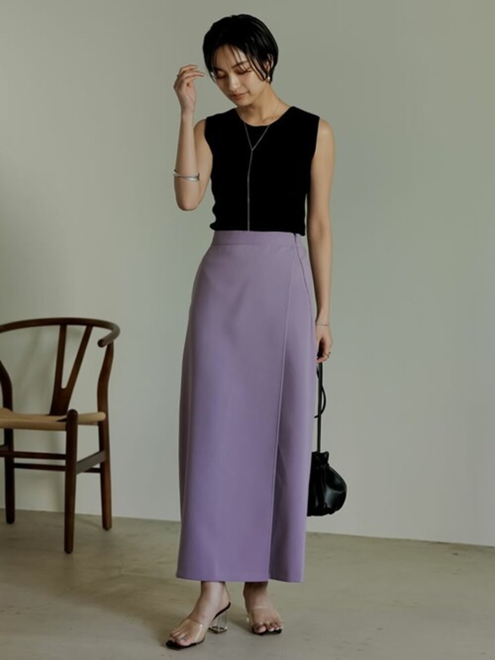 ブラック系のタンクトップ、パープル系のスカート、ブラック系のサンダルを着用したレディースの春コーディネートの1枚目の写真