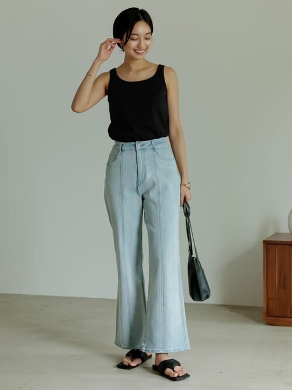 「デニム、サンダル、タンクトップ、夏コーデ、フラットサンダル、サンダルコーデ、タンクトップ×デニム、Re:EDIT、リエディ、リエディ(Re:EDIT)」｜「Re:EDITのダブルフェイスリブスクエアネックタンクトップ（タンクトップ、ブラック系）」を使った、reedit_officialさん（レディース・162cm）の春コーディネートの1枚目の写真