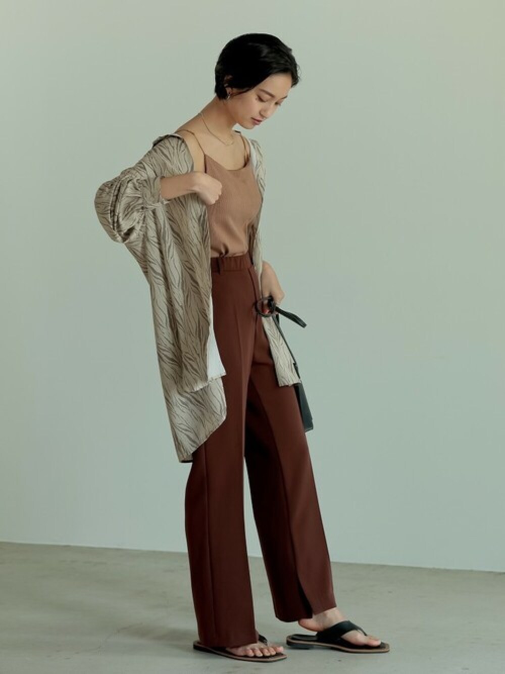 「柄シャツ、スラックス、オーバーサイズ、大人カジュアル、シャツスタイル、トングサンダル、ゼブラ柄、Re:EDIT、リエディ、リエディ(Re:EDIT)」｜「Re:EDITのゼブラ柄オーバーサイズシャツ（シャツ/ブラウス、ベージュ系）」を使った、reedit_officialさん（レディース・162cm）の夏コーディネートの1枚目の写真